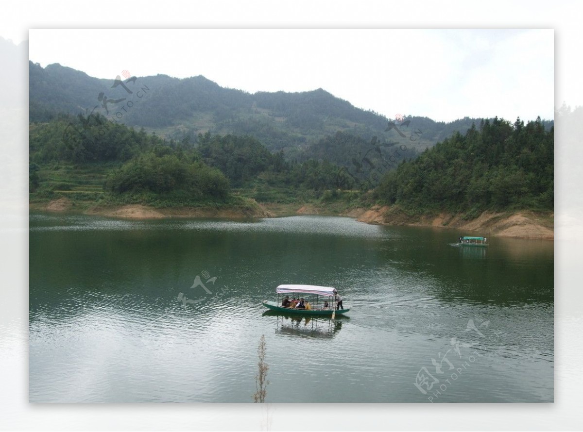 高原平湖图片