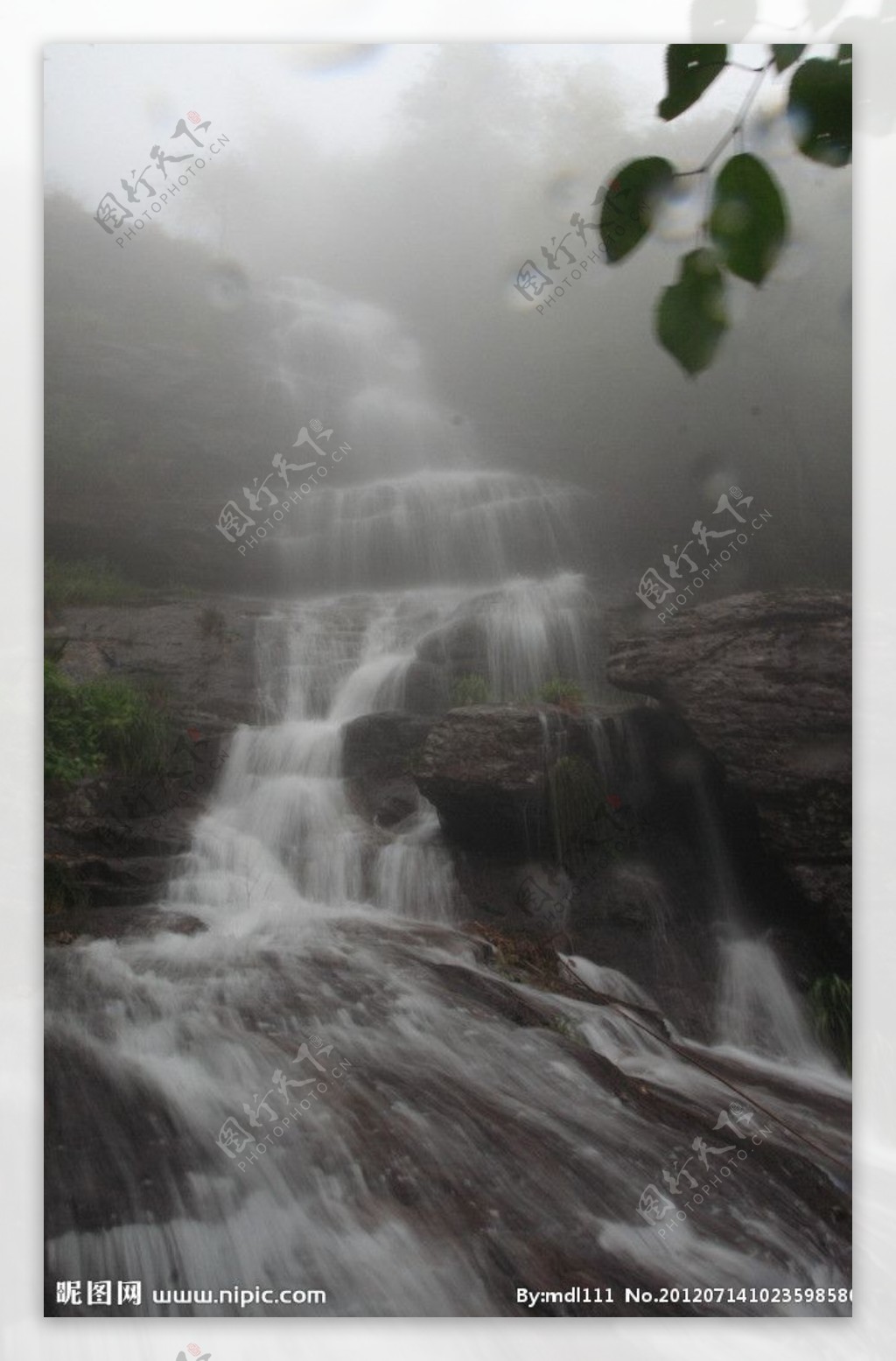 安吉石塔底自然村山顶上的瀑布图片