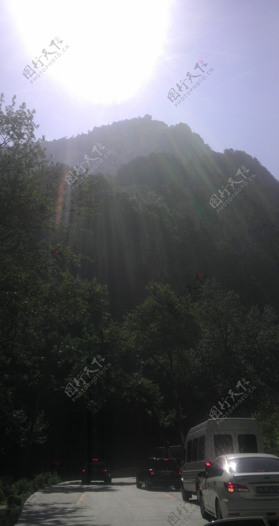 山水风景雾灵山图片