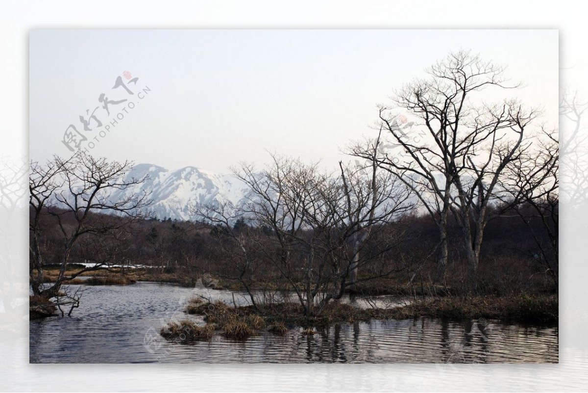 隔池观山图片