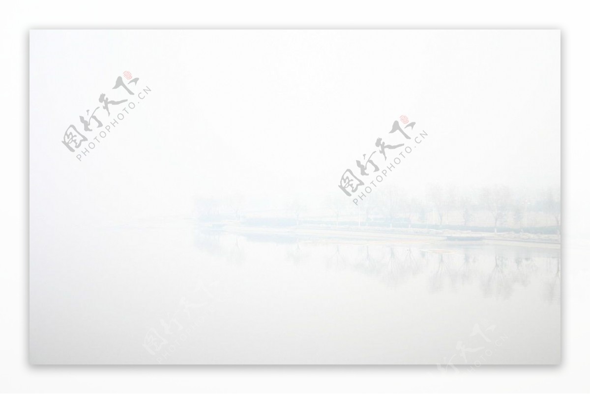 浓雾河畔图片