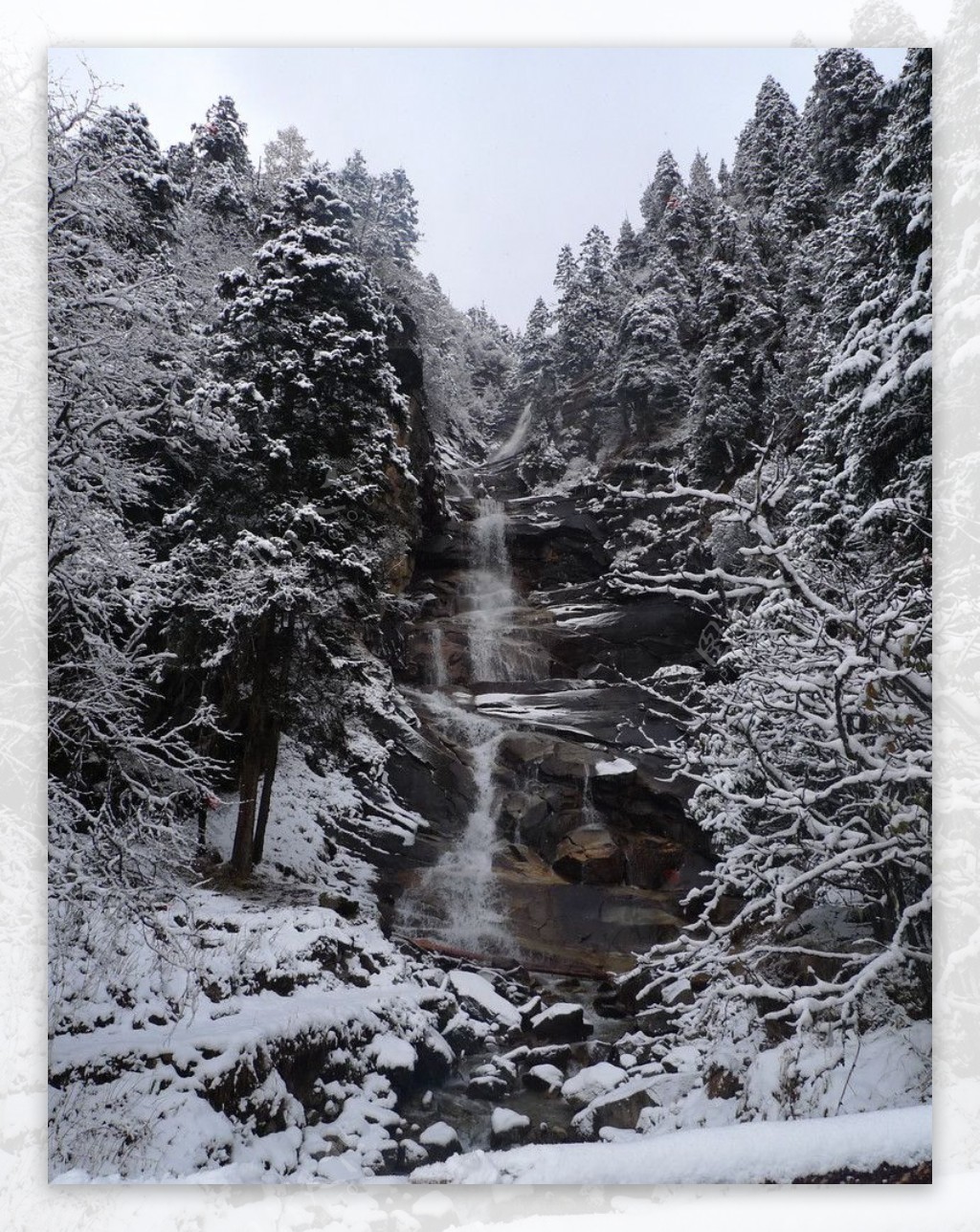 雪中瀑布图片