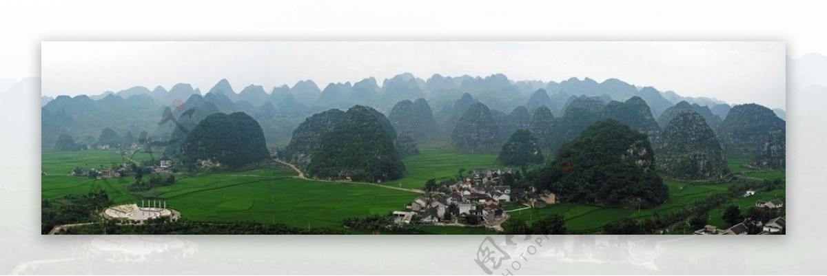 贵州兴义峰林下的山村全景图图片