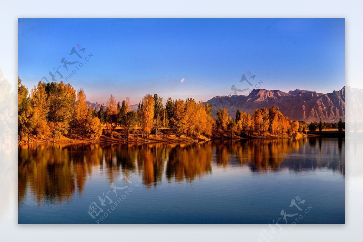 湖泊秋天树木蓝天图片