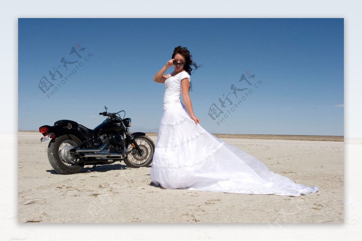 婚纱照海边风光海岸线摩托车图片