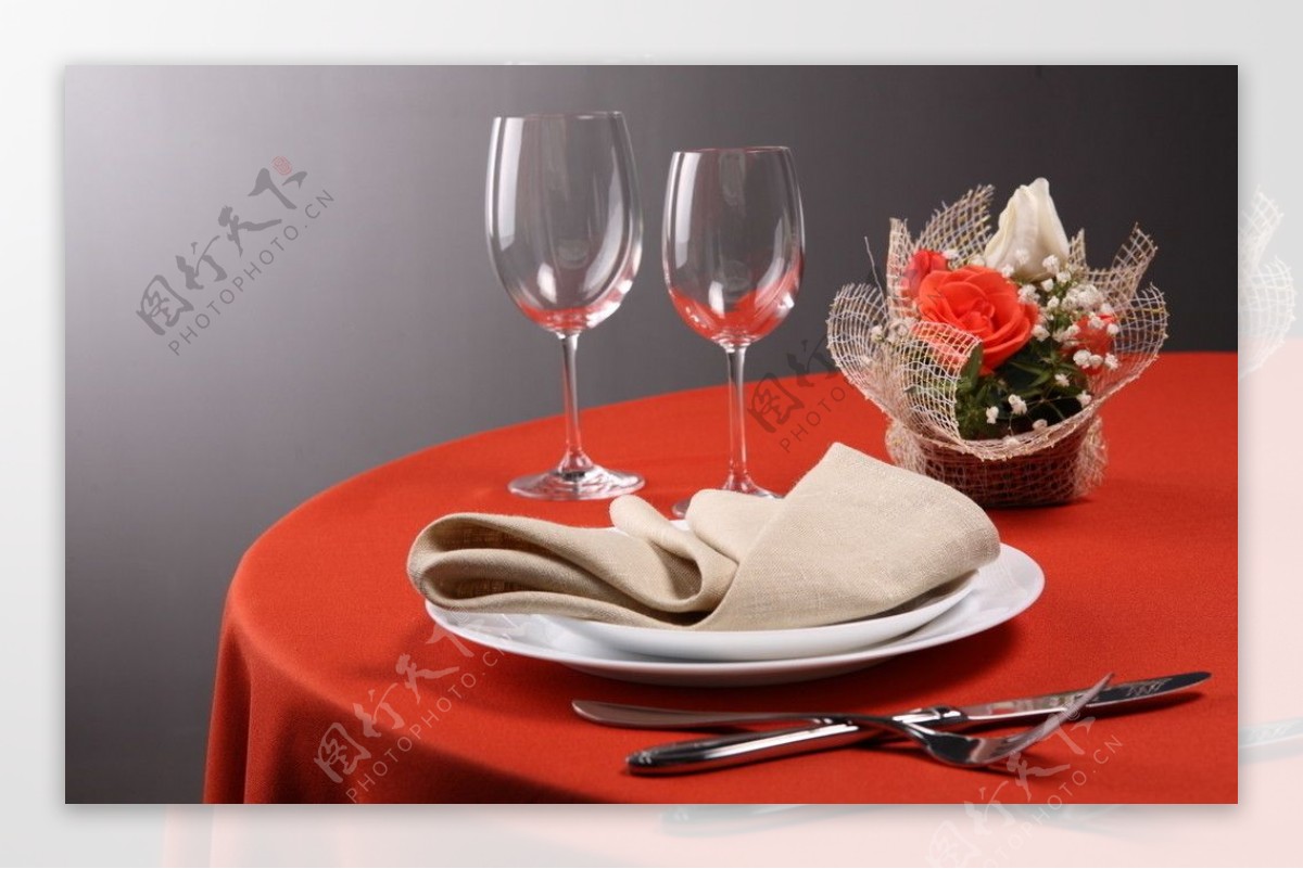 红色餐桌图片