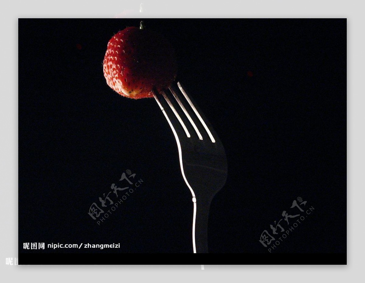 钢叉上的草莓图片