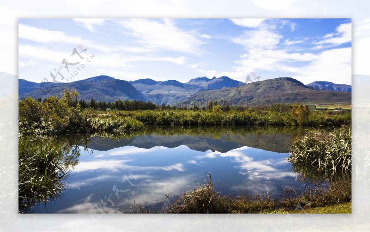 高山湖水图片