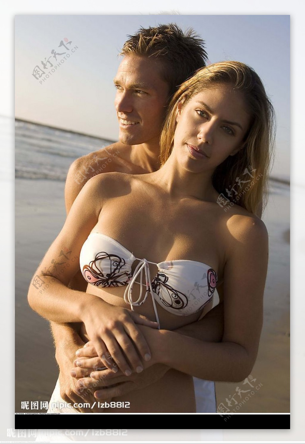 沙滩情侣图片