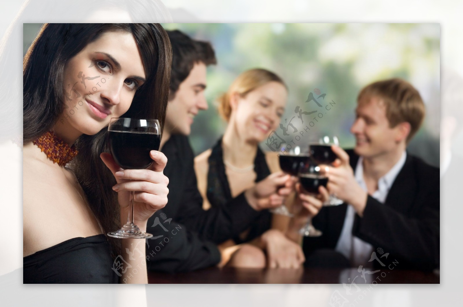 在酒吧喝酒的女人照片摄影图片_ID:348667847-Veer图库