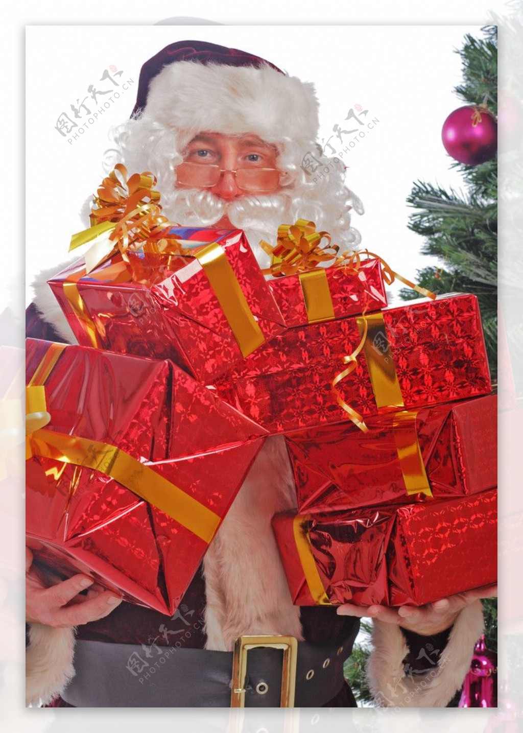 抱礼盒的圣诞老人图片