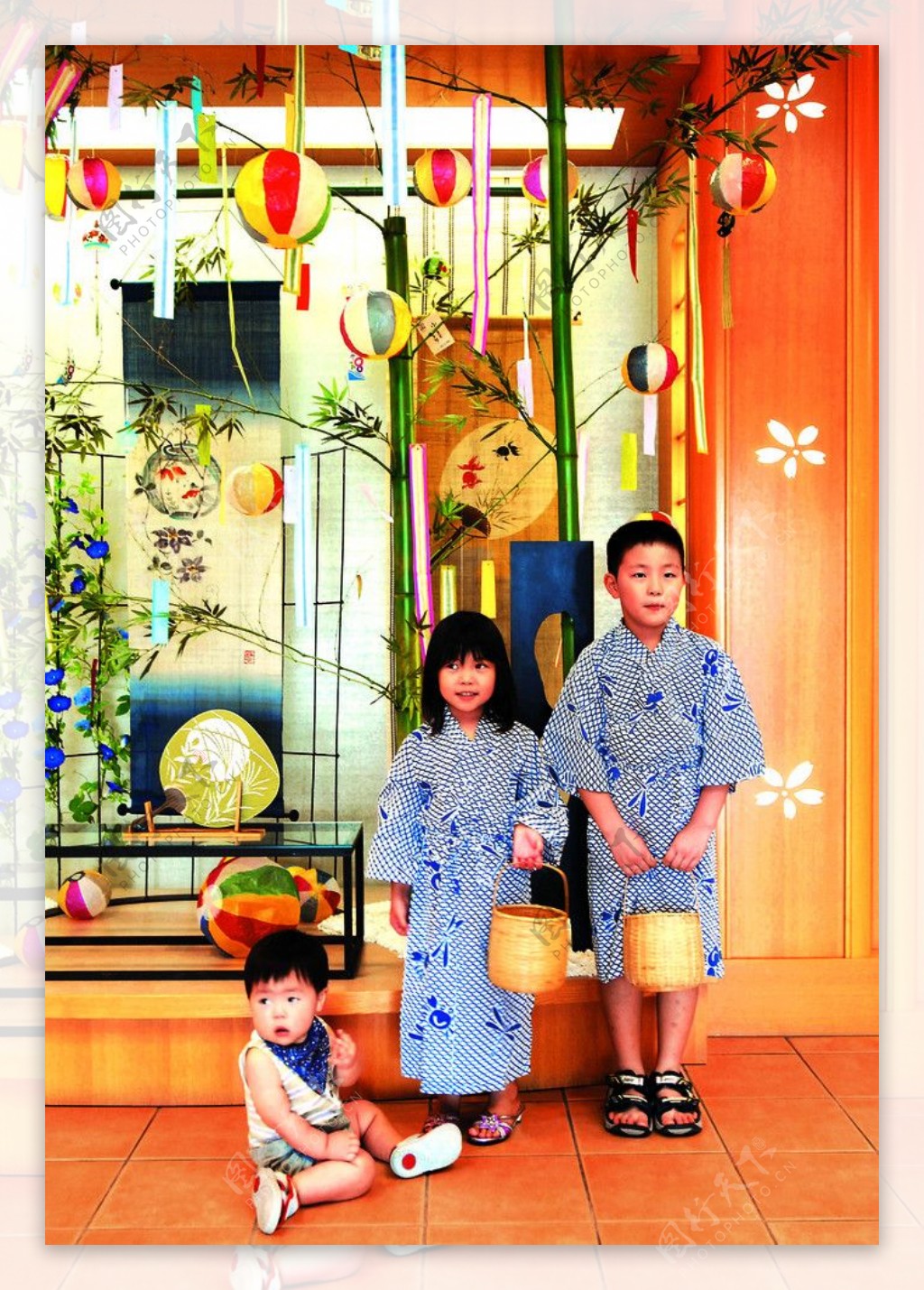 泡温泉的日本孩子图片