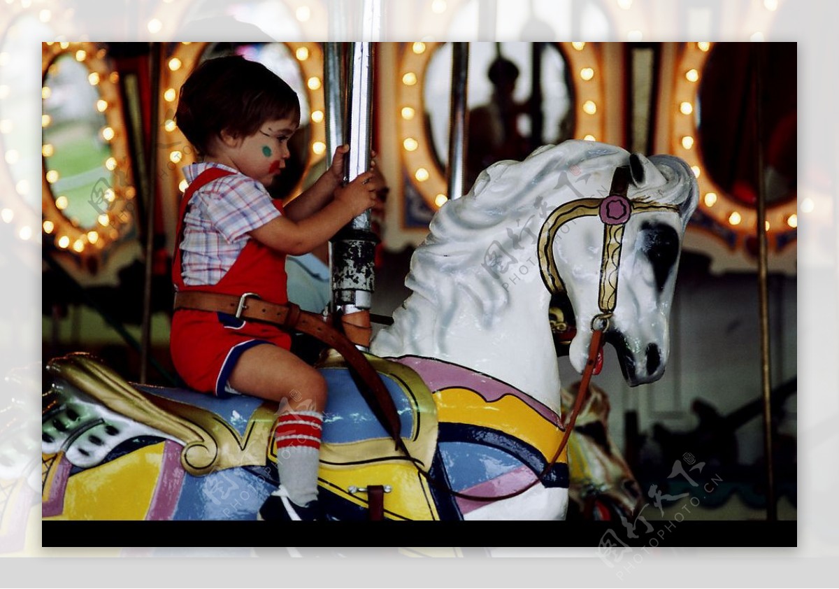 骑木马的小男孩图片