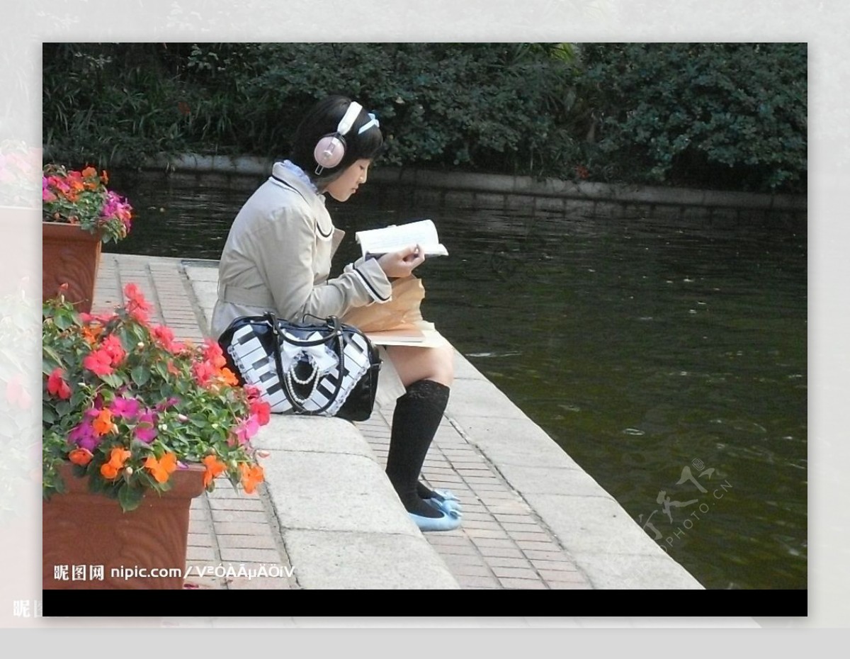 湖边看书的姑娘图片