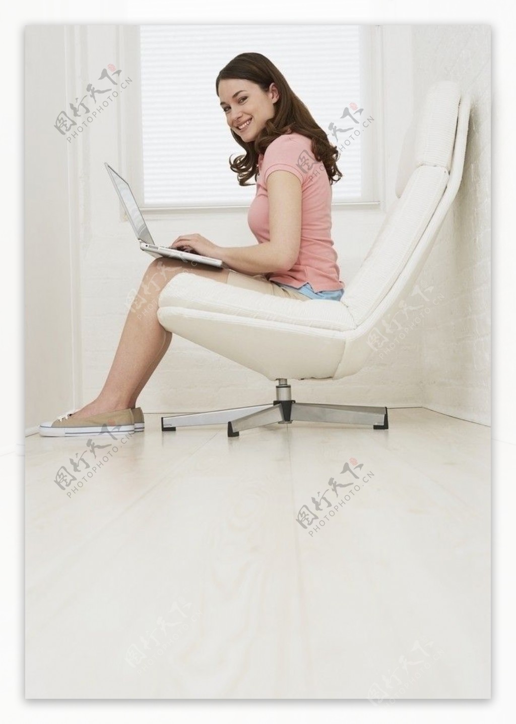 转椅上玩电脑贵妇图片