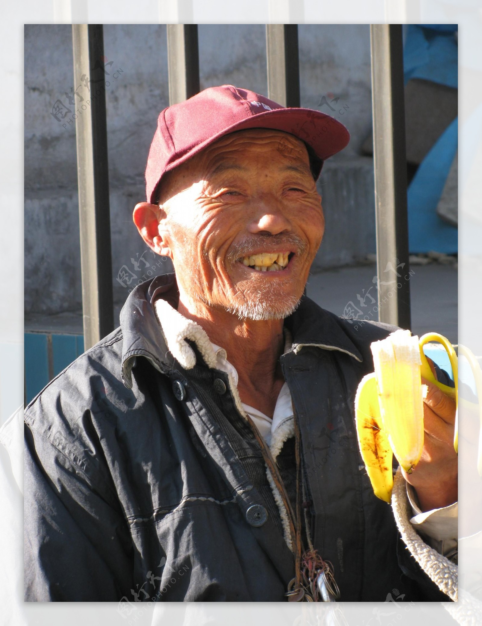 吃香蕉的老人图片