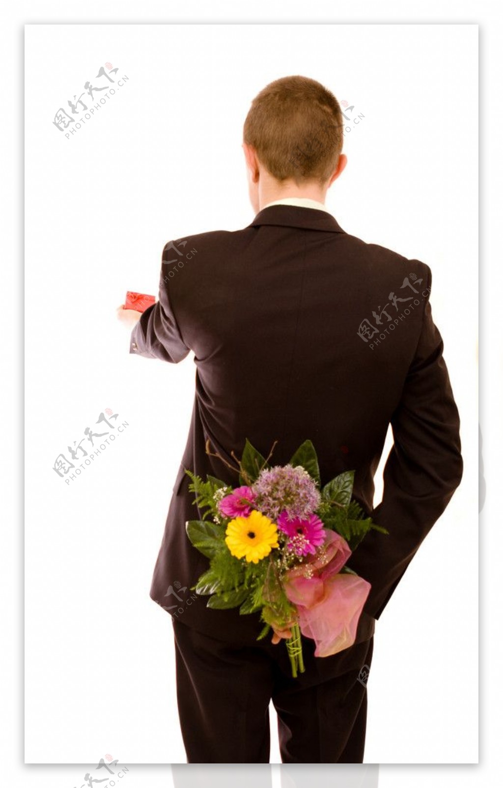 鲜花藏在身后给礼盒的帅哥图片