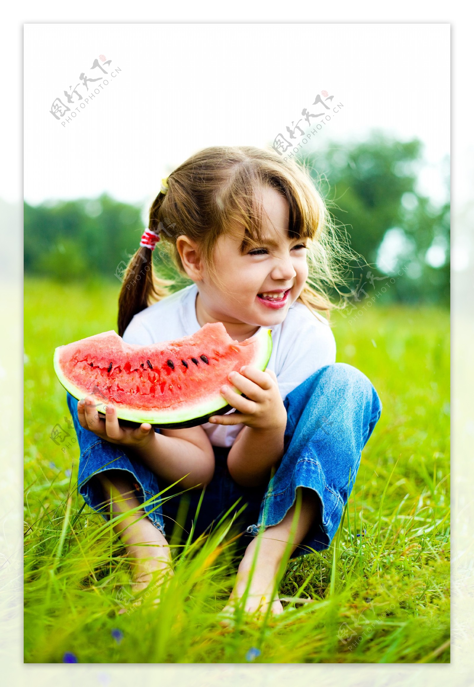 国外儿童吃西瓜图片