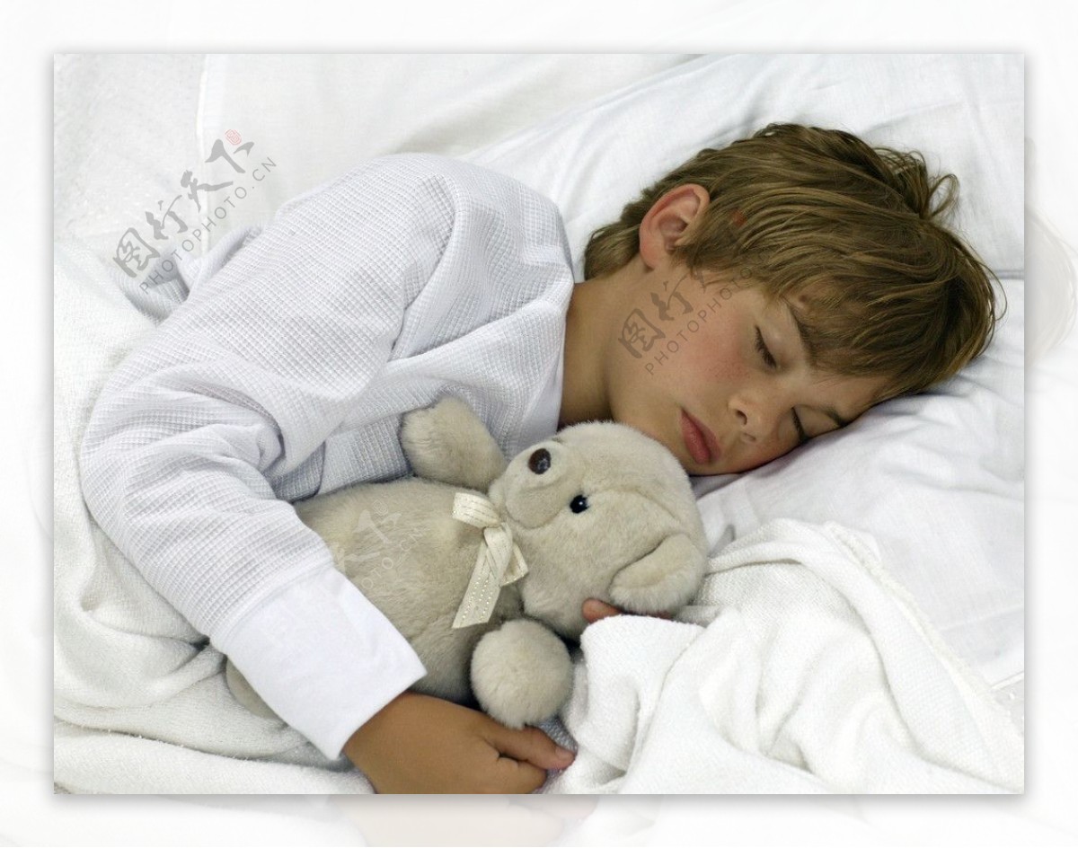 抱着小熊睡觉的男孩图片