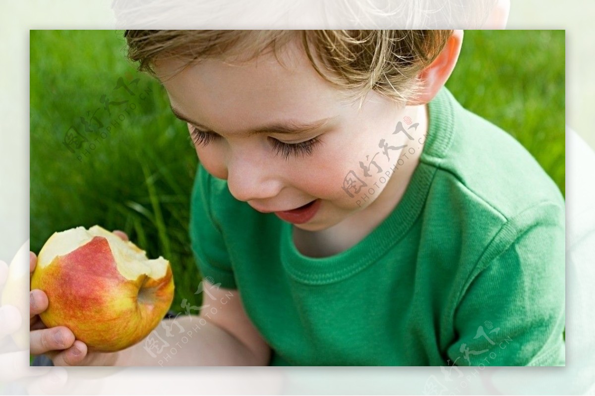 津津有味吃苹果的孩子图片
