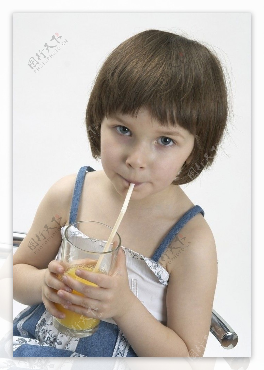 喝饮料的孩子图片
