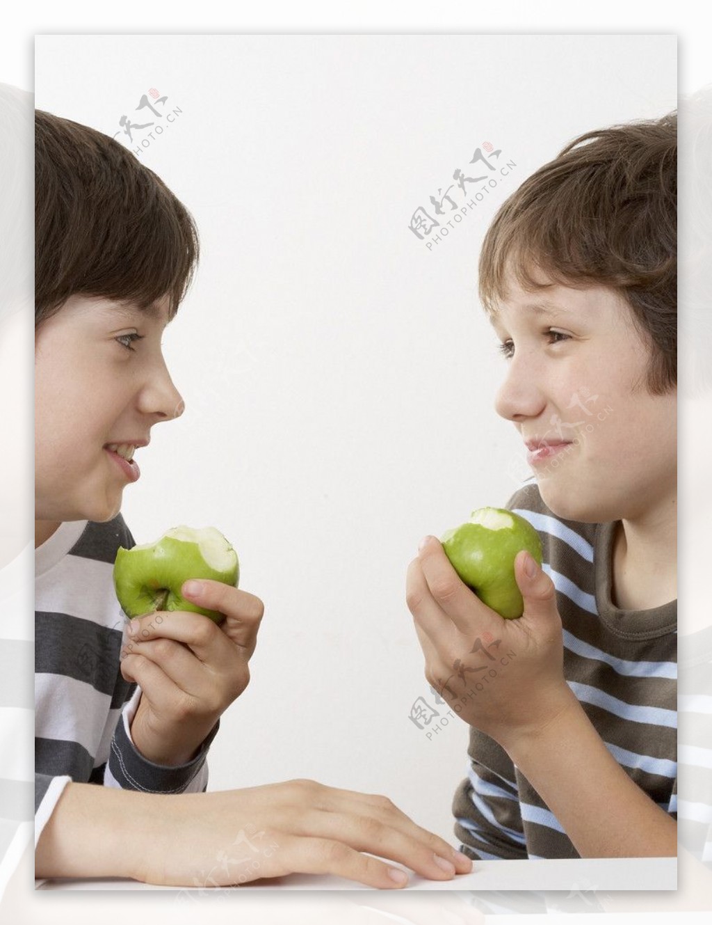 吃苹果的孩子图片