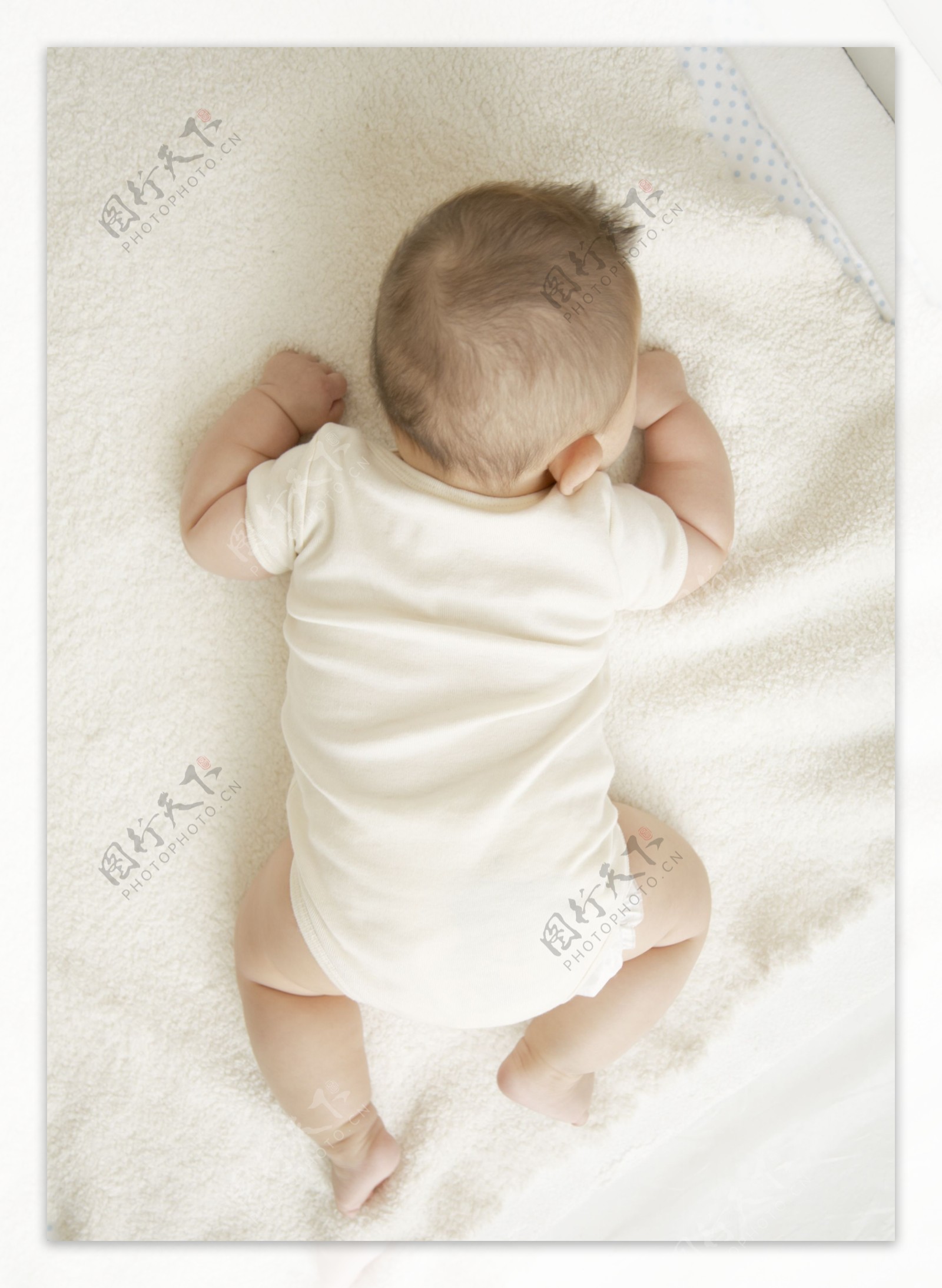 趴着的可爱婴儿宝宝图片
