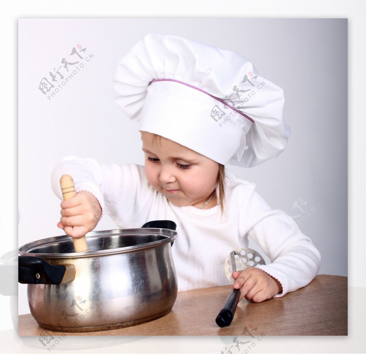 做饭的婴儿宝宝小厨师图片