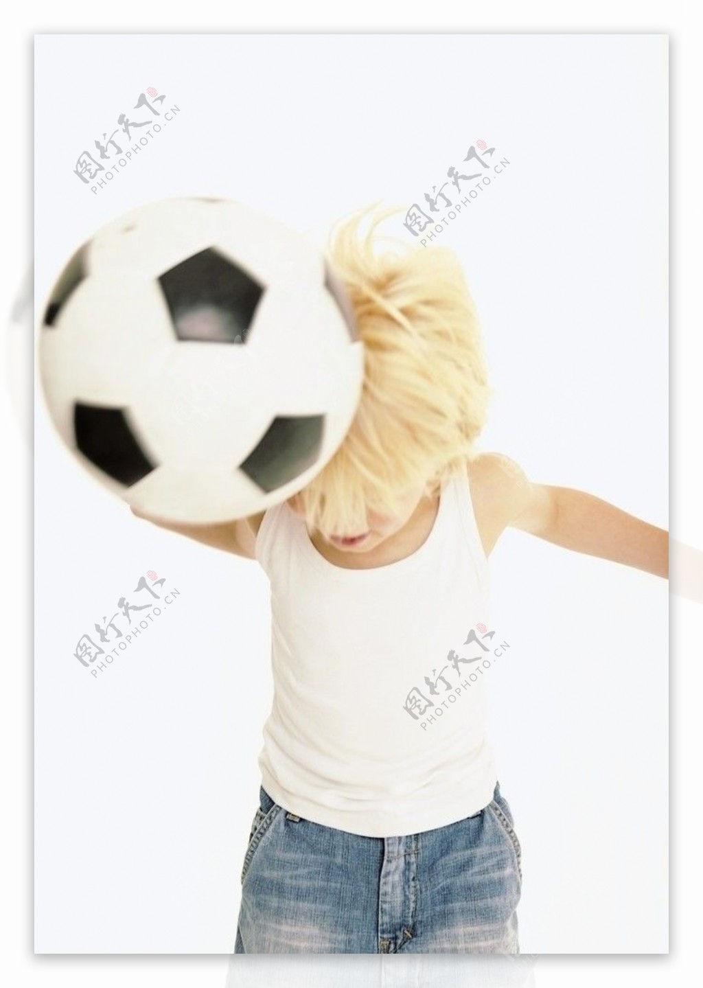 头顶足球的小帅哥图片