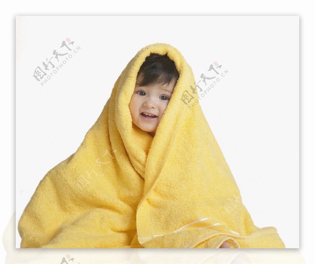 毛巾包着的可爱宝宝婴儿图片