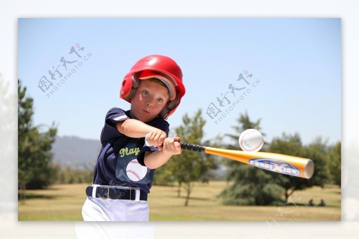 击棒球的男孩图片