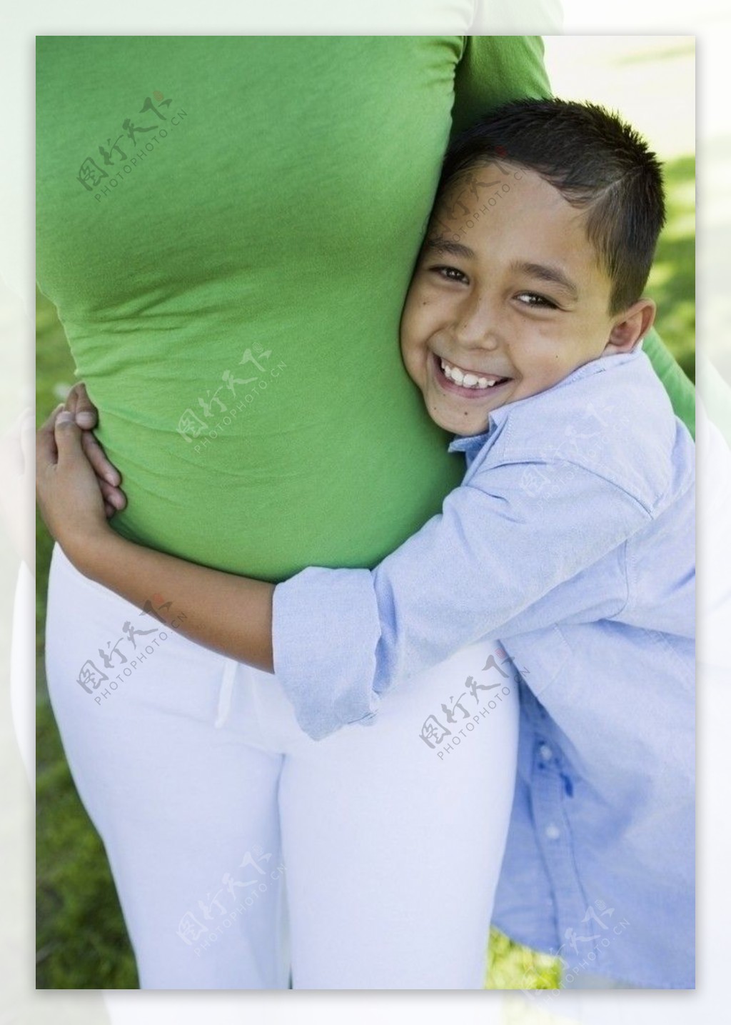 抱住母亲的小男孩图片