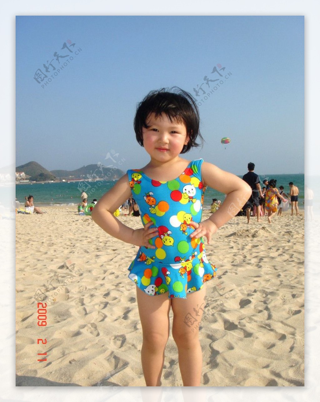 沙滩可爱小女孩子靓照图片