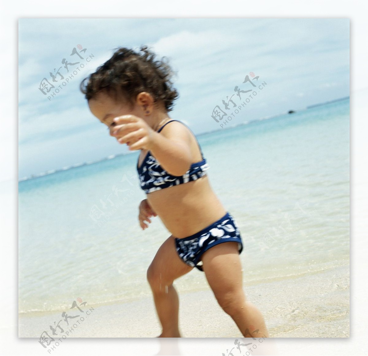 海边奔跑的小孩图片