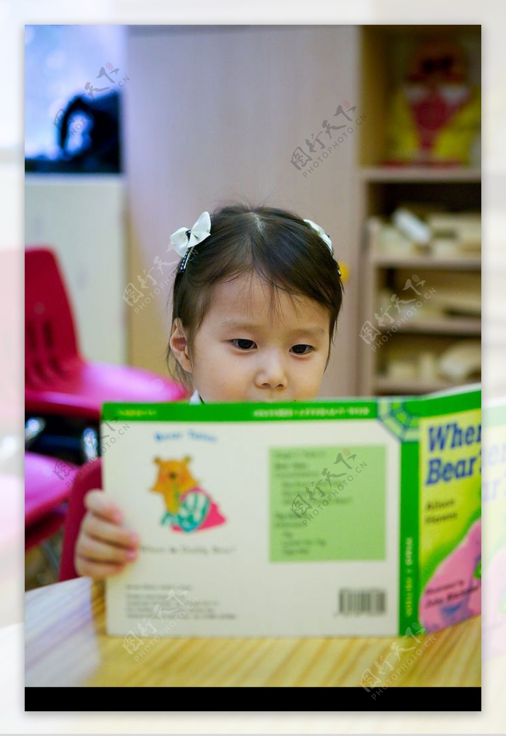 可爱的小女孩看书图片