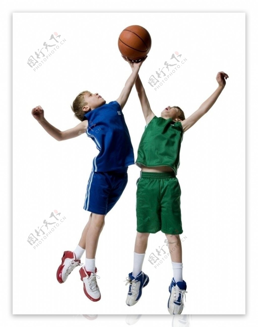 孩子玩篮球图片