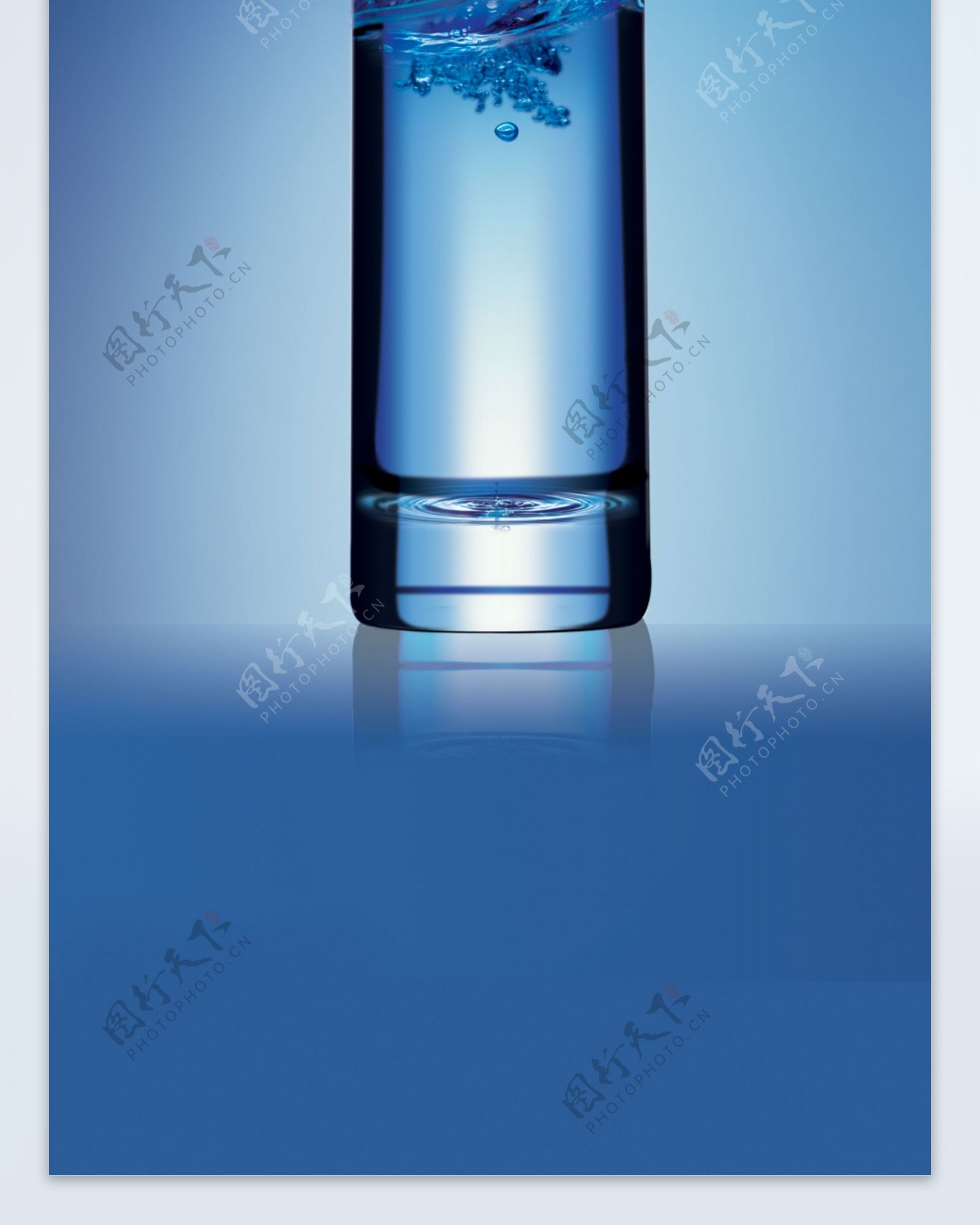 水和水杯图片