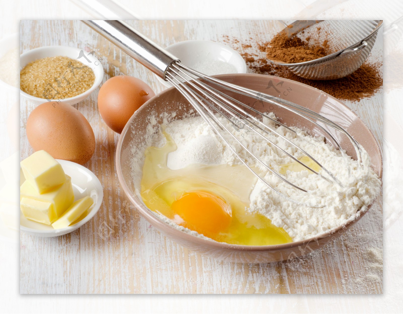 鸡蛋面粉和打蛋器高清摄影