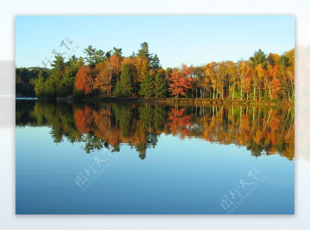 秋天安静的湖泊