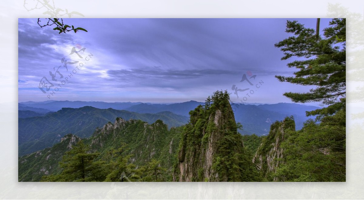 春景山峰