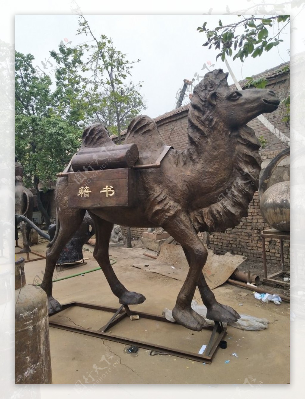 骆驼铜雕托书的骆驼