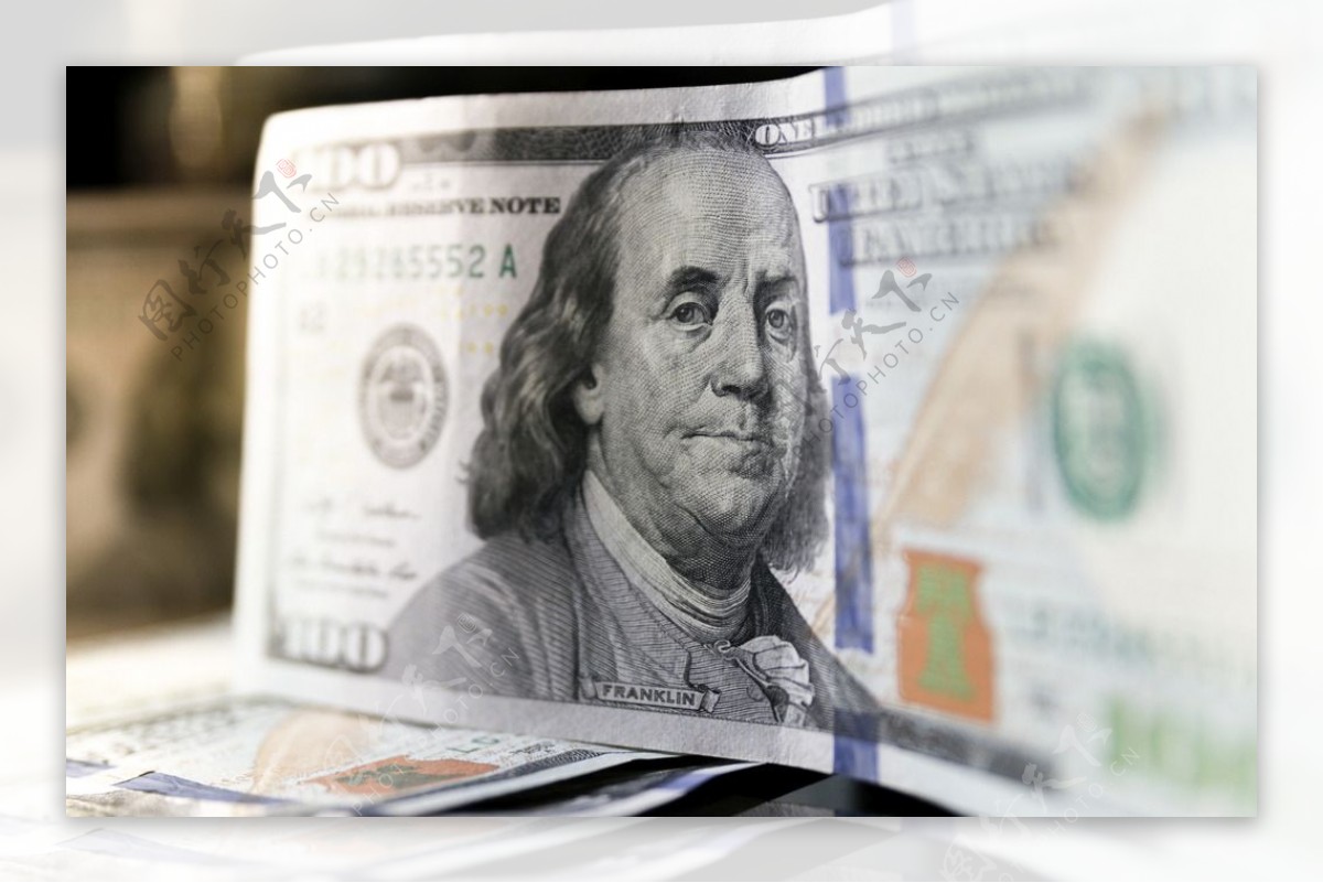 100美元纸币上的本杰明·富兰克林的背光肖像，WE TRUST在光线下可见照片摄影图片_ID:406364901-Veer图库