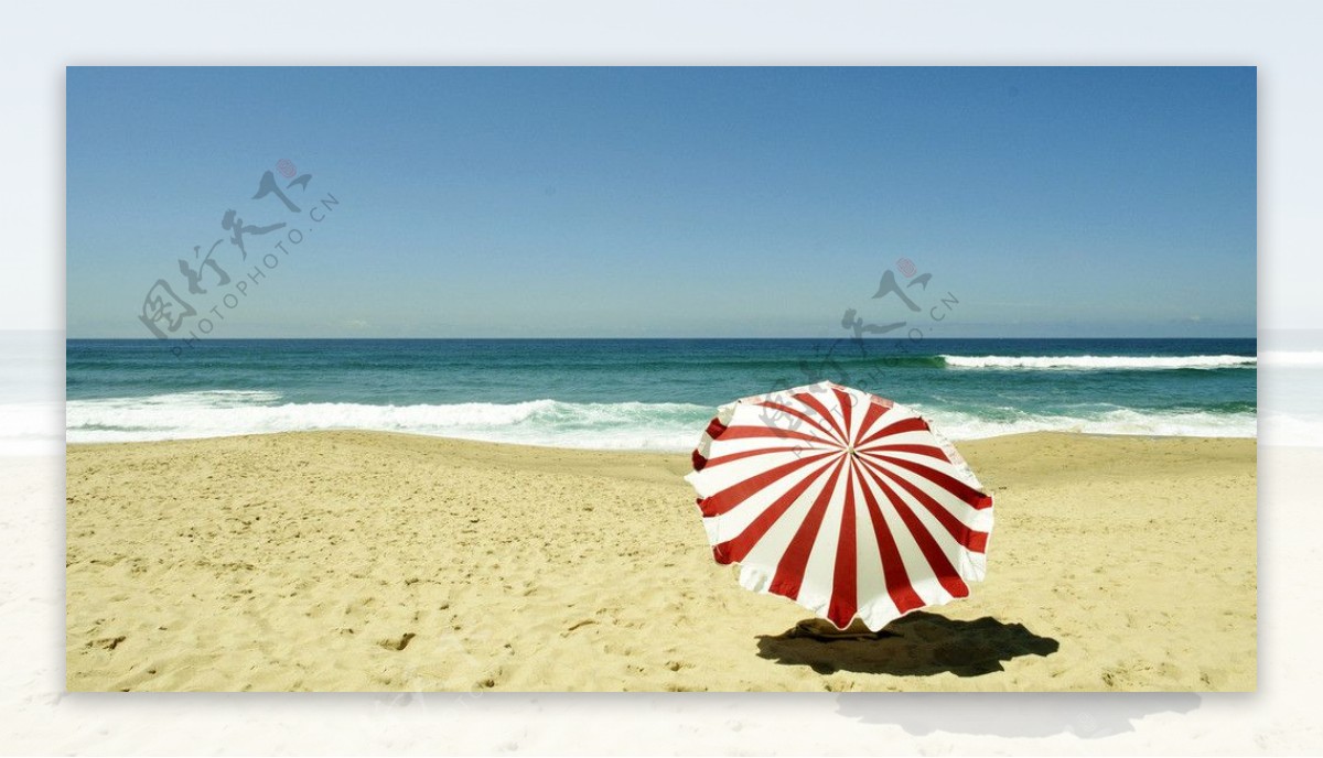 美丽海滩上的遮阳伞