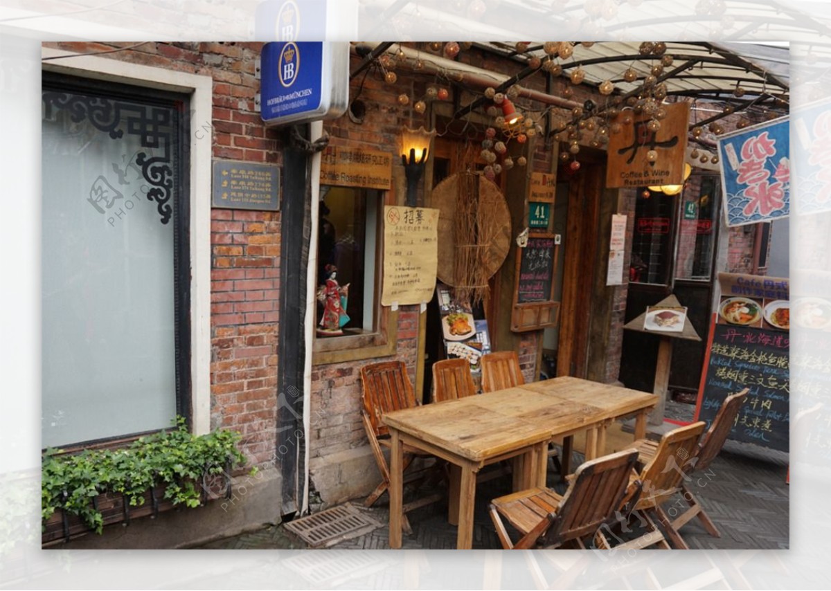 田子坊，由上海最具特色的石库门里弄演变而来，位于浦西……