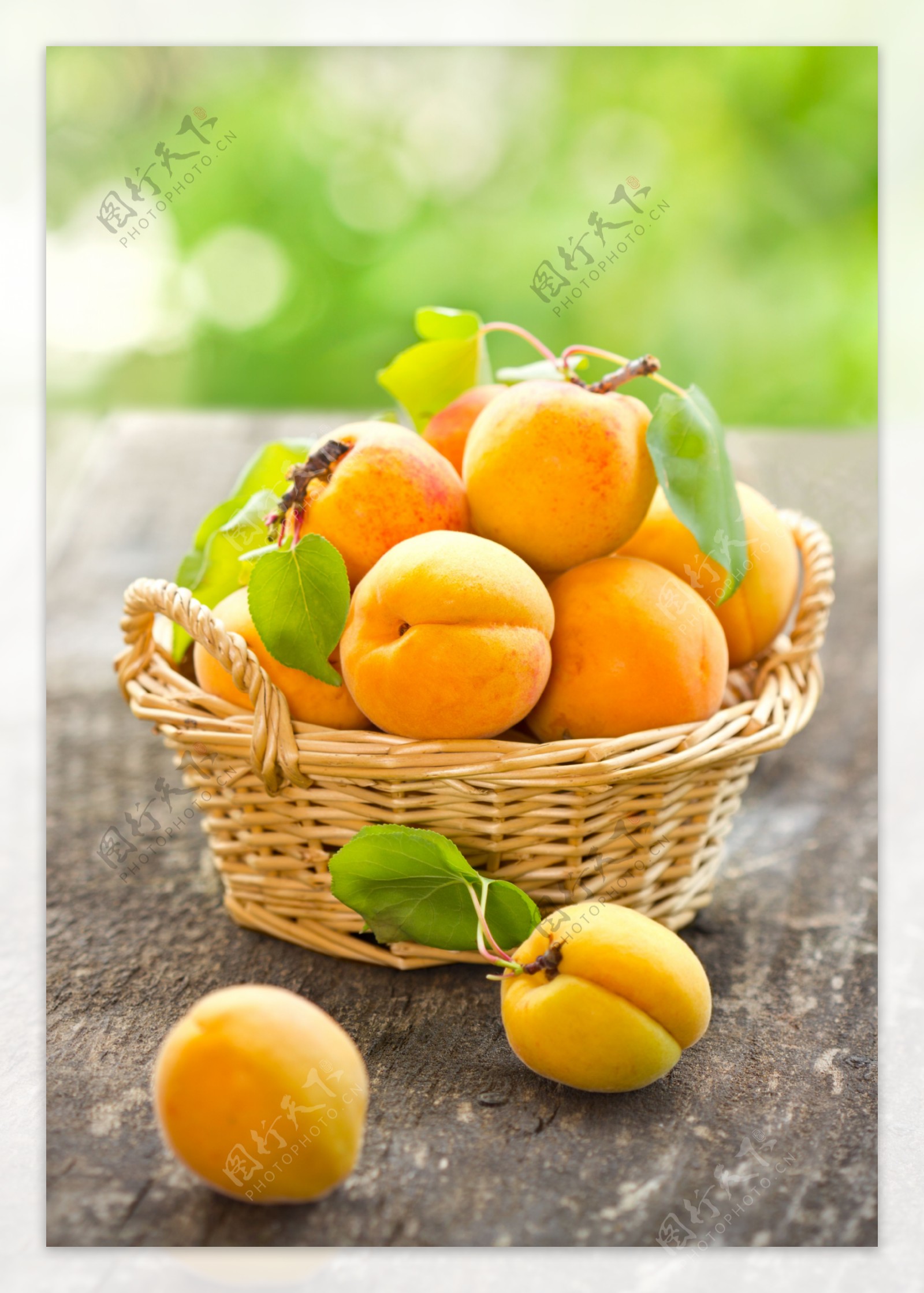 新鲜的黄桃水果