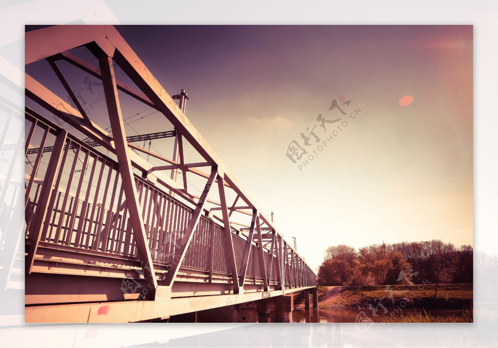 夕阳中的铁路桥