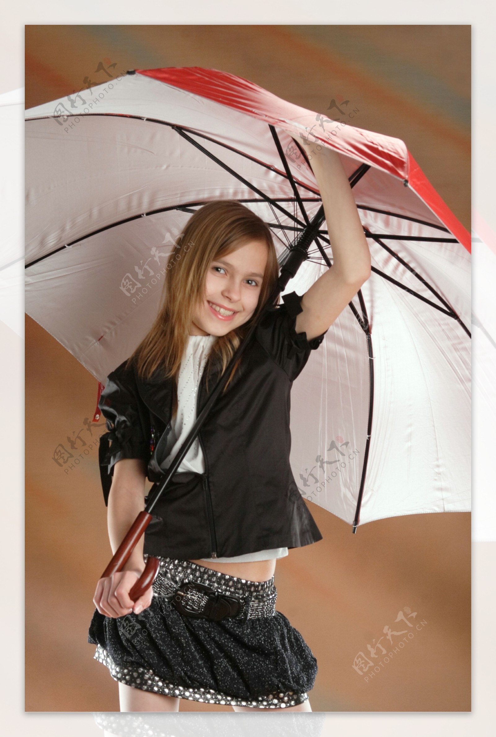 打雨伞的小女孩图片