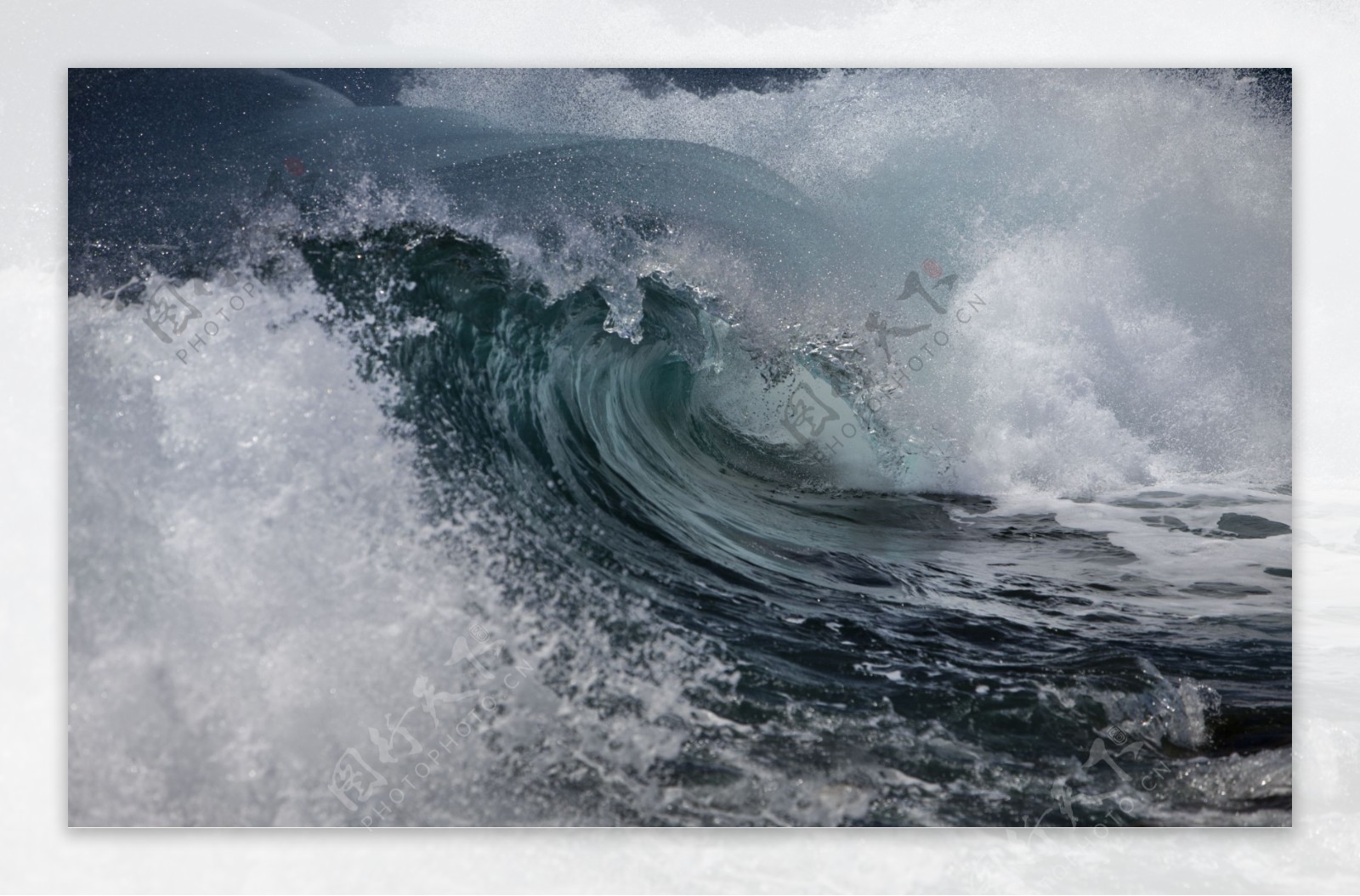 海水巨浪浪花图片