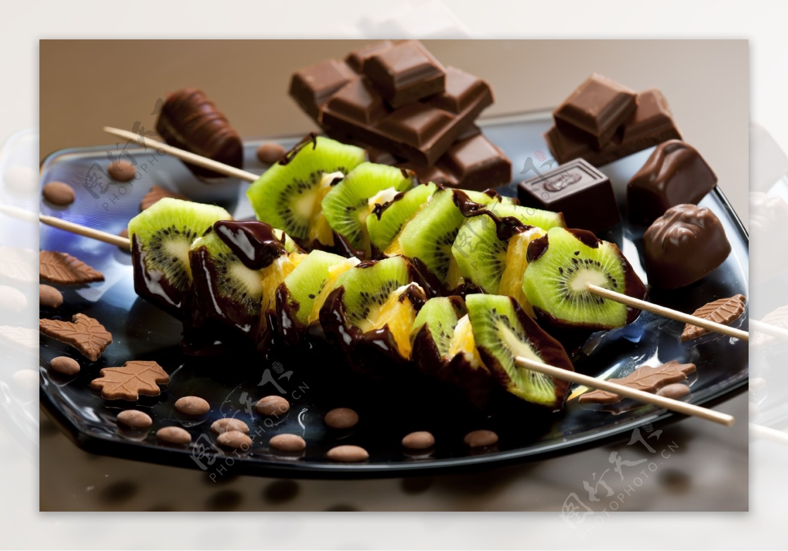 盘子里的巧克力和水果串图片