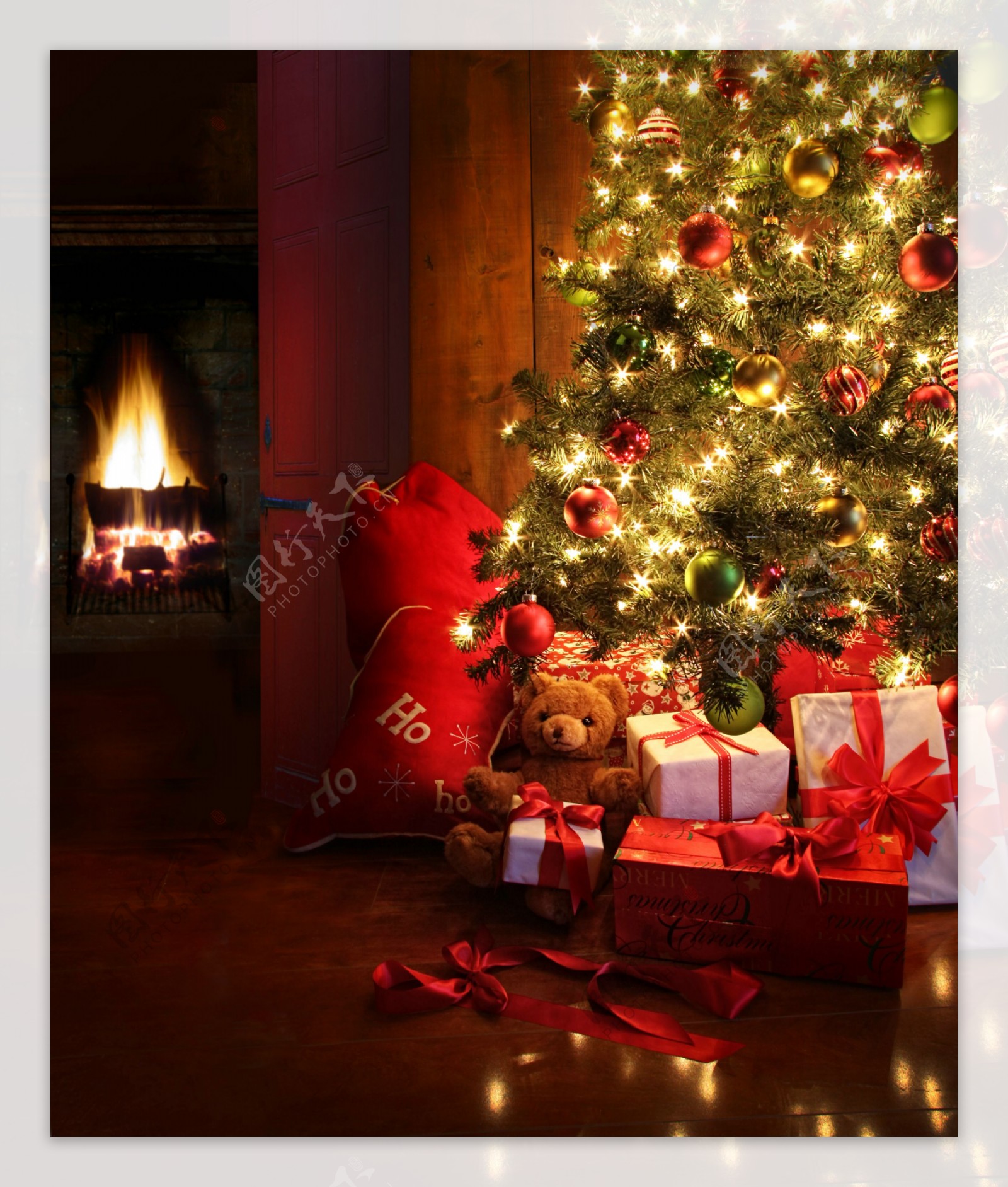 美丽的圣诞树与礼物盒图片
